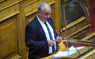 Ένταση στη Βουλή με τη φράση βουλευτή της Ελληνικής Λύσης περί «μαύρων αλλοδαπών» που δουλεύουν στα χωράφια μας