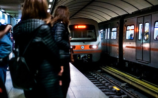 Άνθρωποι περιμένουν το μετρό Άνθρωποι περιμένουν το μετρό