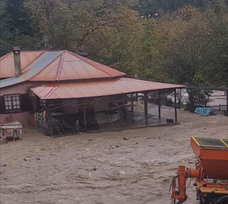 Αποκλεισμένα χωριά στα Μετέωρα λόγω της κακοκαιρίας – Απειλούν σπίτια οι χείμαρροι στον Ασπροπόταμο 2 tempFileForShare 20231104 091435 990x889 1