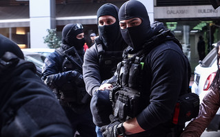 Στον Εισαγγελέα Πειραιά ο 18χρονος κατηγορούμενος για τη ναυτική φωτοβολίδα προς τον αστυνομικό στα επεισόδια στου Ρέντη Στον Εισαγγελέα Πειραιά ο 18χρονος κατηγορούμενος για τη ναυτική φωτοβολίδα προς τον αστυνομικό στα επεισόδια στου Ρέντη