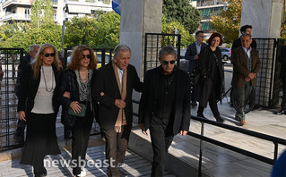 Κηδεύεται ο σπουδαίος συγγραφέας, Βασίλης Βασιλικός Κηδεύεται ο σπουδαίος συγγραφέας, Βασίλης Βασιλικός