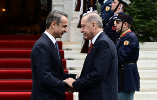 Ο Κυριάκος Μητσοτάκης και ο Ρετζέπ Ταγίπ Ερντογάν Ο Κυριάκος Μητσοτάκης και ο Ρετζέπ Ταγίπ Ερντογάν