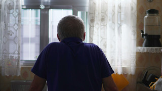 Άντρας στην κουζίνα κοιτάει έξω από το παράθυρο Άντρας στην κουζίνα κοιτάει έξω από το παράθυρο