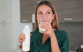 Γυναίκα πίνει γάλα