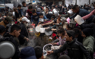Παλαιστίνιοι περιμένουν φαγητό στη Γάζα