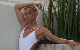 Άνδρας πόζαρε με στενό μπικίνι και προκάλεσε σάλο – «Είναι γελοίο τα αγόρια να αντιγράφουν τις γυναίκες»