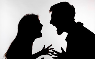 Παντρεμένος για 10 χρόνια είχε δεύτερη κρυφή οικογένεια – Έστειλε στο νοσοκομείο τη σύζυγο που τον ανακάλυψε