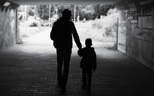 Για 11 χρόνια μεγάλωνε παιδί ξένου ως δικό του – «Η κοπέλα μου με ξεγέλασε για τα λεφτά»