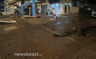 Βομβαρδισμένο τοπίο βενζινάδικο στη Βούλα – «Ισοπεδώθηκε» από πολυτελές τζιπ που κατέληξε επάνω του μετά από τρελή πορεία Βομβαρδισμένο τοπίο βενζινάδικο στη Βούλα – «Ισοπεδώθηκε» από πολυτελές τζιπ που κατέληξε επάνω του μετά από τρελή πορεία