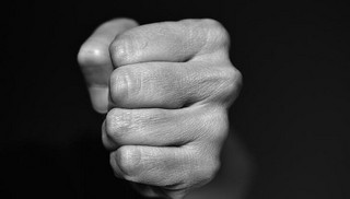 Κρήτη: 25χρονος έδειρε τον 27χρονο σύντροφό του και εξαφανίστηκε – Αναζητείται από τις αρχές