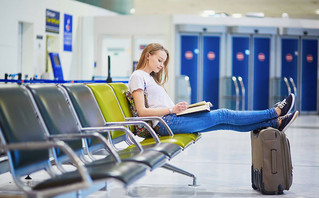 γυναίκα διαβάζει στο αεροδρόμιο