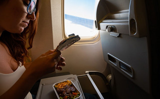 Γυναίκα τρώει μέσα σε αεροπλάνο