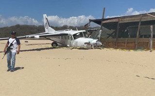 Αεροσκάφος με αλεξιπτωτιστές πραγματοποίησε αναγκαστική προσγείωση σε παραλία στο Μεξικό &#8211; Ένας νεκρός