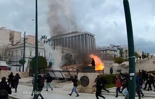 Επεισόδια και μολότοφ τώρα στο κέντρο της Αθήνας, μπροστά από τη Βουλή