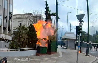 Επεισόδια και μολότοφ τώρα στο κέντρο της Αθήνας, μπροστά από τη Βουλή Επεισόδια και μολότοφ τώρα στο κέντρο της Αθήνας, μπροστά από τη Βουλή