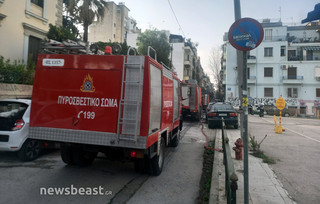 Εκρήξεις και φωτιές σε σταθμευμένα αυτοκίνητα στο κέντρο της Αθήνας