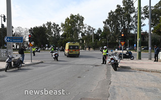 Πυρά σε ναυτιλιακή στη Γλυφάδα με νεκρό και τραυματίες – Ταμπουρωμένος ο απολυμένος ένοπλος, μπήκαν τα ΕΚΑΜ