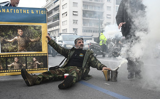Με στολές και καπνιστήρια διαμαρτύρονται στο κέντρο της Αθήνας οι μελισσοκόμοι Με στολές και καπνιστήρια διαμαρτύρονται στο κέντρο της Αθήνας οι μελισσοκόμοι