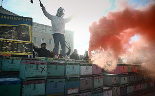 Με στολές και καπνιστήρια διαμαρτύρονται στο κέντρο της Αθήνας οι μελισσοκόμοι