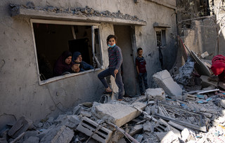 Παλαιστίνιοι στα κατεστραμμένα κτήρια στη Γάζα