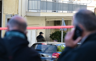 Μητέρα και γιος βρέθηκαν νεκροί με σφαίρα στο κεφάλι Μητέρα και γιος βρέθηκαν νεκροί με σφαίρα στο κεφάλι