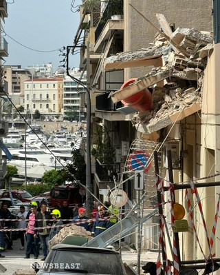 Νεκρός αστυνομικός από την κατάρρευση τμήματος κτιρίου στον Πειραιά Νεκρός αστυνομικός από την κατάρρευση τμήματος κτιρίου στον Πειραιά