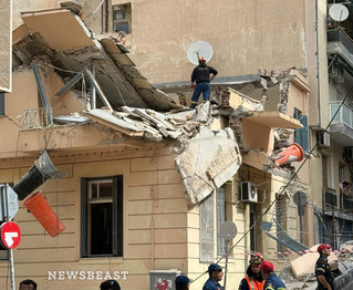 Νεκρός αστυνομικός από την κατάρρευση τμήματος κτιρίου στον Πειραιά Νεκρός αστυνομικός από την κατάρρευση τμήματος κτιρίου στον Πειραιά