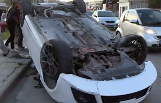 Eordaialive.com - Τα Νέα της Πτολεμαΐδας, Εορδαίας, Κοζάνης Απίστευτο τροχαίο στη Θεσσαλονίκη: Το αυτοκίνητο αναποδογύρισε και ο οδηγός γελούσε στην κάμερα