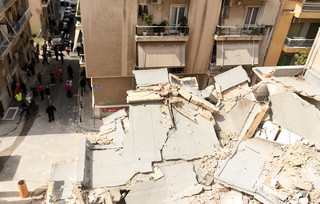 Νεκρός αστυνομικός από την κατάρρευση τμήματος κτιρίου στον Πειραιά Νεκρός αστυνομικός από την κατάρρευση τμήματος κτιρίου στον Πειραιά