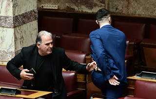 Ξύλο στη Βουλή: Ο πρώην βουλευτής των Σπαρτιατών Κωνσταντίνος Φλώρος έδειρε βουλευτή της Ελληνικής Λύσης Ξύλο στη Βουλή: Ο πρώην βουλευτής των Σπαρτιατών Κωνσταντίνος Φλώρος έδειρε βουλευτή της Ελληνικής Λύσης