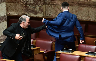 Ξύλο στη Βουλή: Ο πρώην βουλευτής των Σπαρτιατών Κωνσταντίνος Φλώρος έδειρε βουλευτή της Ελληνικής Λύσης Ξύλο στη Βουλή: Ο πρώην βουλευτής των Σπαρτιατών Κωνσταντίνος Φλώρος έδειρε βουλευτή της Ελληνικής Λύσης