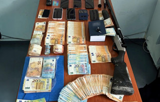 Χειροπέδες σε διευθύντρια, υποδιευθύντρια και υπαλλήλους στη ΔΟΥ στη Χαλκίδα για διαφθορά Χειροπέδες σε διευθύντρια, υποδιευθύντρια και υπαλλήλους στη ΔΟΥ στη Χαλκίδα για διαφθορά