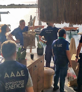 Σφραγίστηκε το beach bar στη Ρόδο με τις μεταλλικές εξέδρες μέσα στη θάλασσα