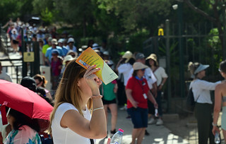 Με ομπρέλες, καπέλα και βεντάλιες οι τουρίστες στην Ακρόπολη