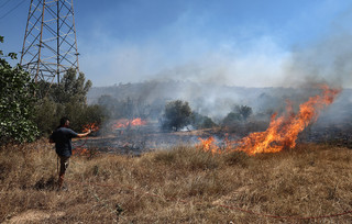 Εκρηκτικό κοκτέιλ ισχυρών ανέμων, ακαθάριστων οικοπέδων και σκουπιδιών στη φωτιά στη Βάρης-Κορωπίου Εκρηκτικό κοκτέιλ ισχυρών ανέμων, ακαθάριστων οικοπέδων και σκουπιδιών στη φωτιά στη Βάρης-Κορωπίου