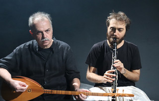 Θεατρική παράσταση «Πετρόμπεης Μαυρομιλάχης»» Θεατρική παράσταση «Πετρόμπεης Μαυρομιλάχης»»