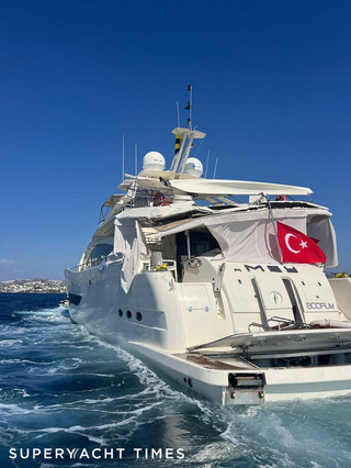 Πολυτελές γιοτ εμβόλισε σκάφος στο Μπόντρουμ Πολυτελές γιοτ εμβόλισε σκάφος στο Μπόντρουμ
