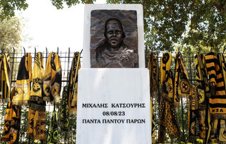 Μνημείο Μιχάλης Κατσούρης Μνημείο Μιχάλης Κατσούρης