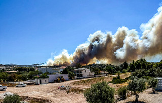 Φωτιά κοντά σε σπίτια στο Κορωπί Φωτιά κοντά σε σπίτια στο Κορωπί