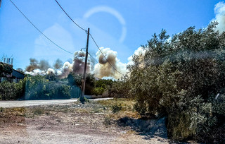 Φωτιά κοντά σε σπίτια στο Κορωπί Φωτιά κοντά σε σπίτια στο Κορωπί