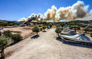 Φωτιά κοντά σε σπίτια στο Κορωπί Φωτιά κοντά σε σπίτια στο Κορωπί
