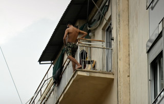 Μπήκε η ΕΚΑΜ στην πολυκατοικία στην Αχαρνών Μπήκε η ΕΚΑΜ στην πολυκατοικία στην Αχαρνών