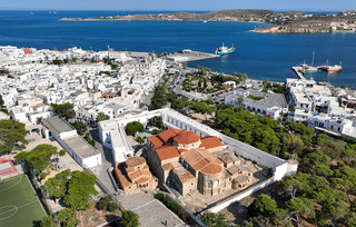 Παναγία η Εκατονταπυλιανή Παναγία η Εκατονταπυλιανή