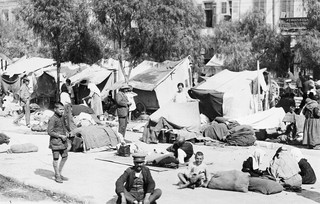 Η ρατσιστική αντιμετώπιση των προσφύγων της Μικράς Ασίας όταν έφθασαν στην Ελλάδα το 1922 Η ρατσιστική αντιμετώπιση των προσφύγων της Μικράς Ασίας όταν έφθασαν στην Ελλάδα το 1922