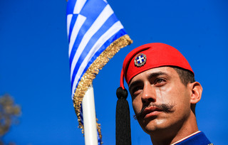 Η συγκλονιστική φωτογραφία του δακρυσμένου Εύζωνα στη μεγάλη στρατιωτική παρέλαση της Θεσσαλονίκης Η συγκλονιστική φωτογραφία του δακρυσμένου Εύζωνα στη μεγάλη στρατιωτική παρέλαση της Θεσσαλονίκης