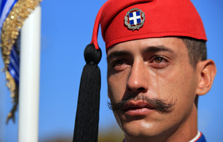 Η συγκλονιστική φωτογραφία του δακρυσμένου Εύζωνα στη μεγάλη στρατιωτική παρέλαση της Θεσσαλονίκης Η συγκλονιστική φωτογραφία του δακρυσμένου Εύζωνα στη μεγάλη στρατιωτική παρέλαση της Θεσσαλονίκης