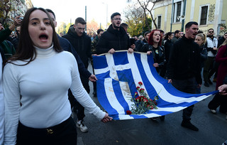 Στην αμερικανική πρεσβεία κατευθύνεται η αιματοβαμμένη σημαία του Πολυτεχνείου Στην αμερικανική πρεσβεία κατευθύνεται η αιματοβαμμένη σημαία του Πολυτεχνείου