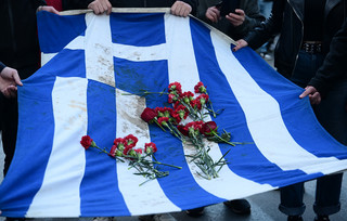 Στην αμερικανική πρεσβεία κατευθύνεται η αιματοβαμμένη σημαία του Πολυτεχνείου Στην αμερικανική πρεσβεία κατευθύνεται η αιματοβαμμένη σημαία του Πολυτεχνείου