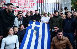 Στην αμερικανική πρεσβεία κατευθύνεται η αιματοβαμμένη σημαία του Πολυτεχνείου Στην αμερικανική πρεσβεία κατευθύνεται η αιματοβαμμένη σημαία του Πολυτεχνείου