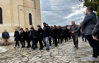 Θρήνος και οργή στην κηδεία της δολοφονημένης Δώρας στο Δοκίμι Αγρινίου Θρήνος και οργή στην κηδεία της δολοφονημένης Δώρας στο Δοκίμι Αγρινίου